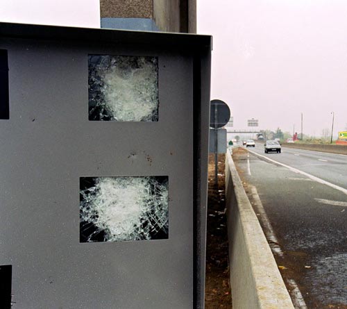 détruit à coups de masse