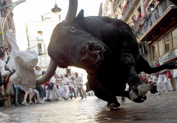 A Pamplune en espagne, la course de taureaux dans la rue