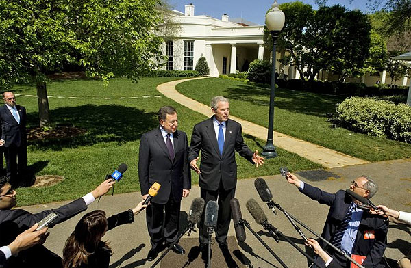 president bush devant les journalistes