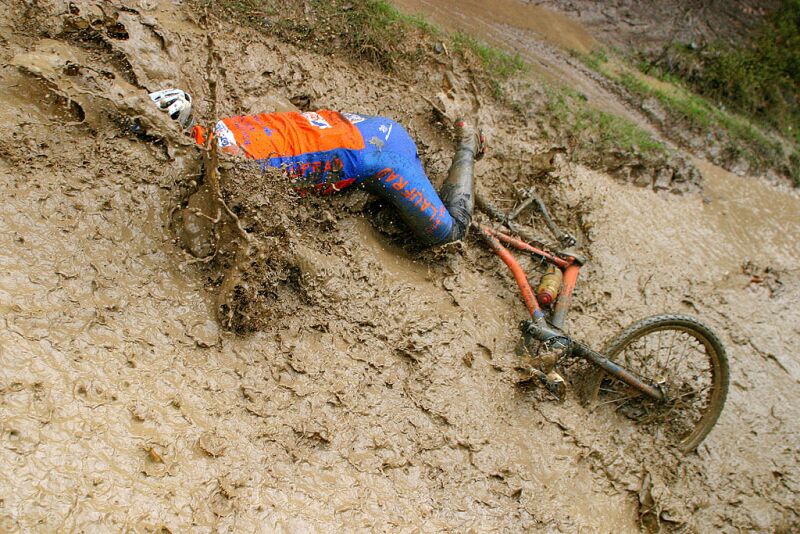 chute en vtt velo dans la boue