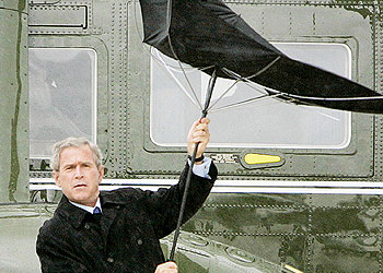 president bush et son hélicoptère dans le vent