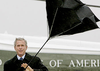 president bush et son parapluie qui s'envole