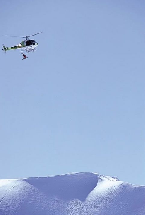 saut helicoptère en snowboard surf des neiges