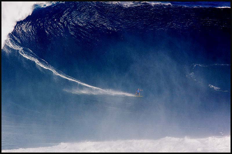 surf sur une vague gigantesque
