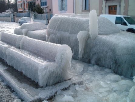 trottoir recouvert de glace et de verglas