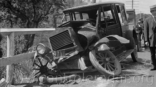 photos de vieilles voitures accidentées