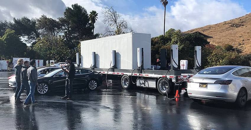 Tesla et ses superchargers préfabriqués