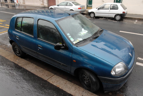 voiture rétroviseur cassé