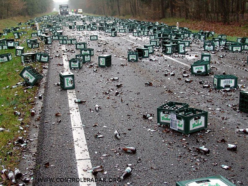 cannettes de bières sur la route