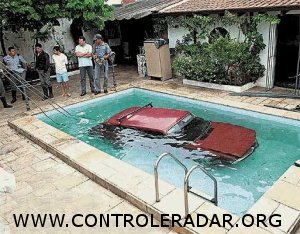 voiture dans la piscine
