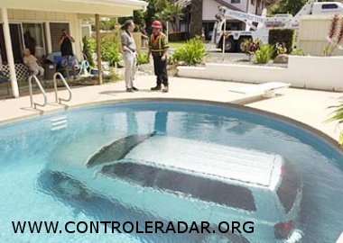 grosse voiture dans la piscine