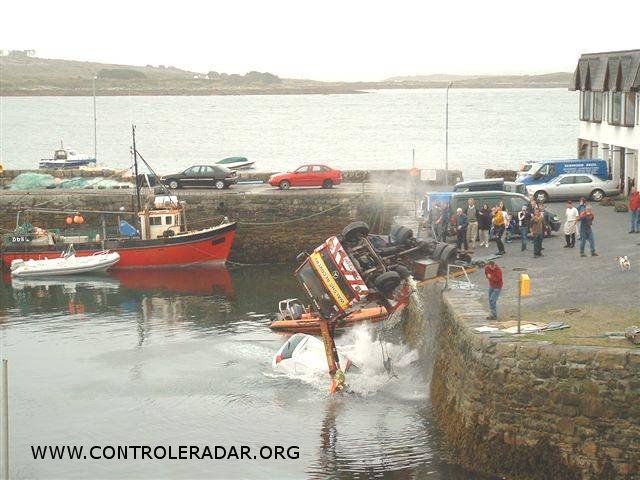 le camion grue tombe à l'eau