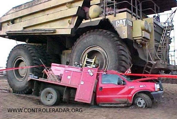 caterpillar écrase un pick up