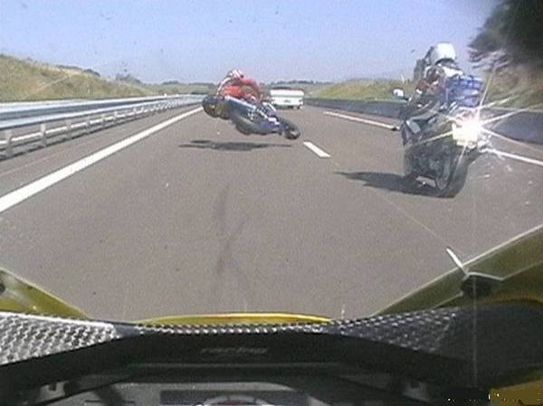 accident moto sur autoroute impressionant