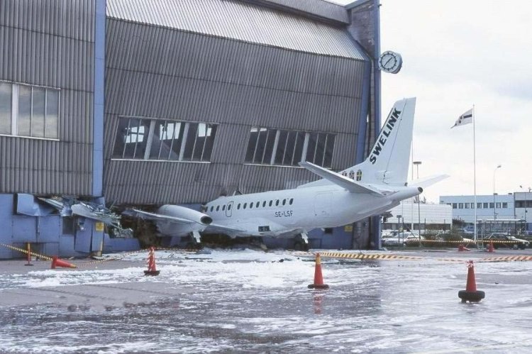accident un avion s'écrase contre le hangar cause gel