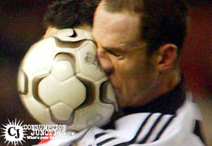 ballon de football dans le visage