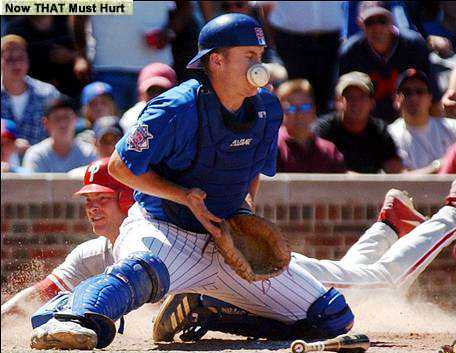 balle de baseball dans le visage