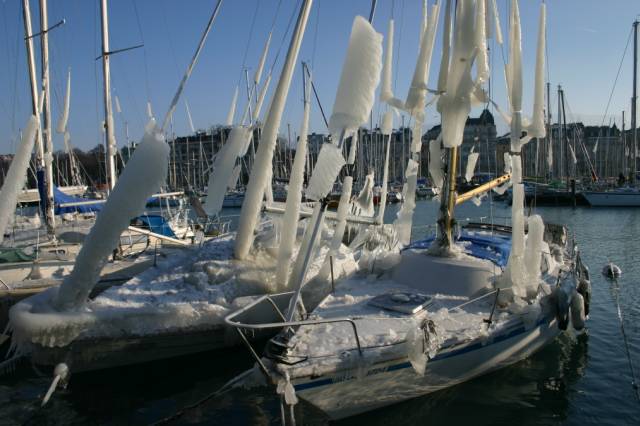 bateaux gelés sur le lac de genève