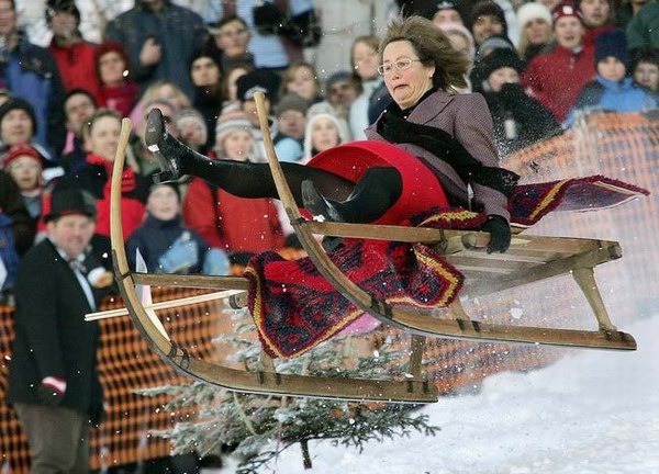 courageuse descente de piste de ski en luge