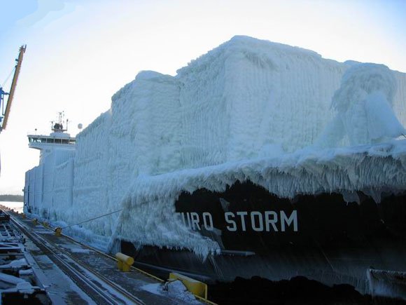 cargo porte container sous la tempete