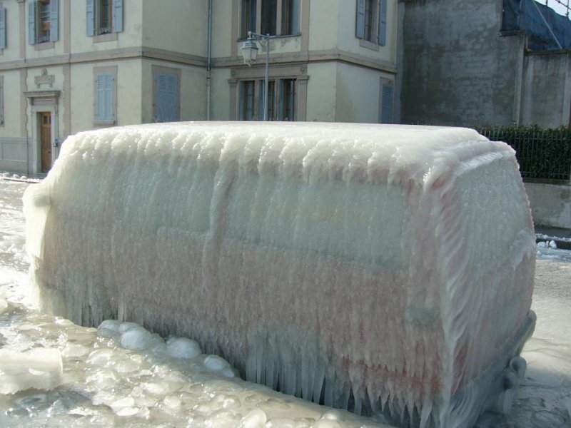 verglas a geneve, camionette glacée sous le verglas